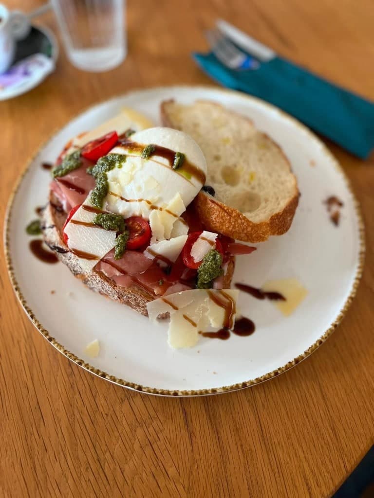 Crostone met burrata, prosciutto en pesto bij Casa Puglia