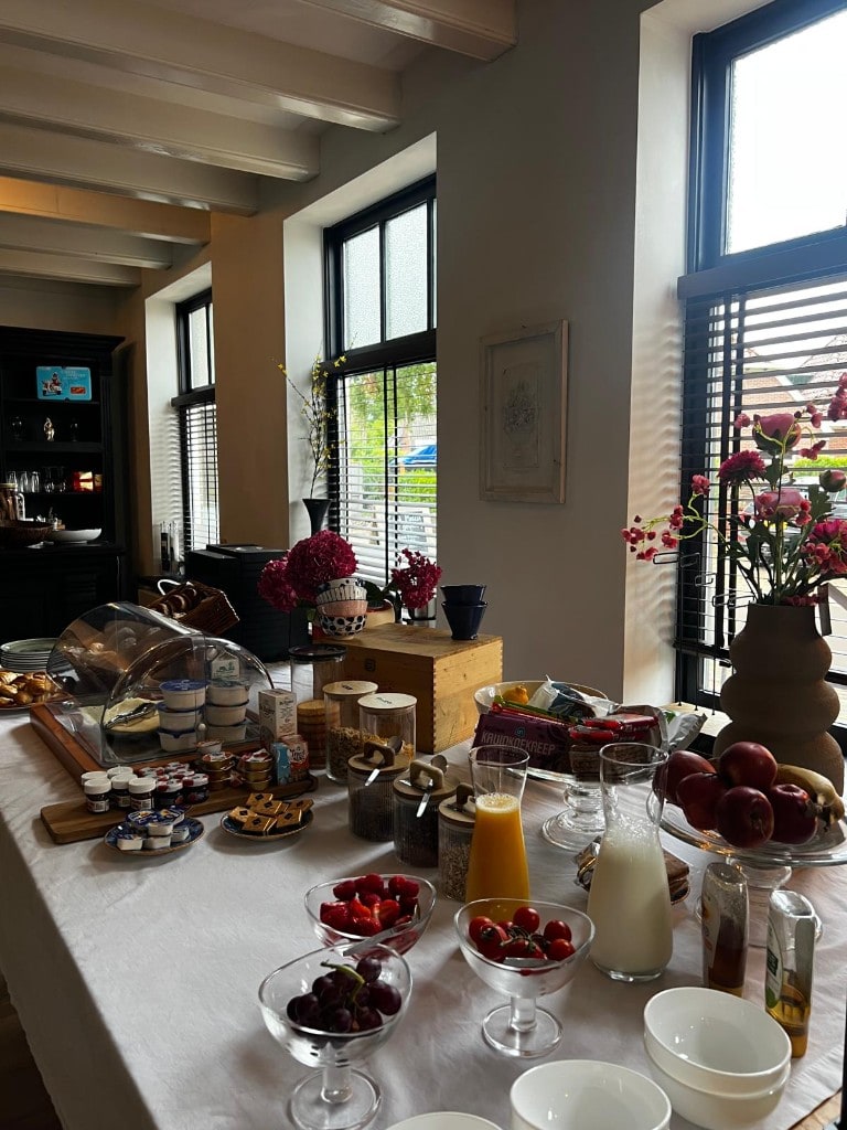Ontbijtbuffet in Eextase Hotel met vers fruit, yoghurt en huisgemaakte broodjes