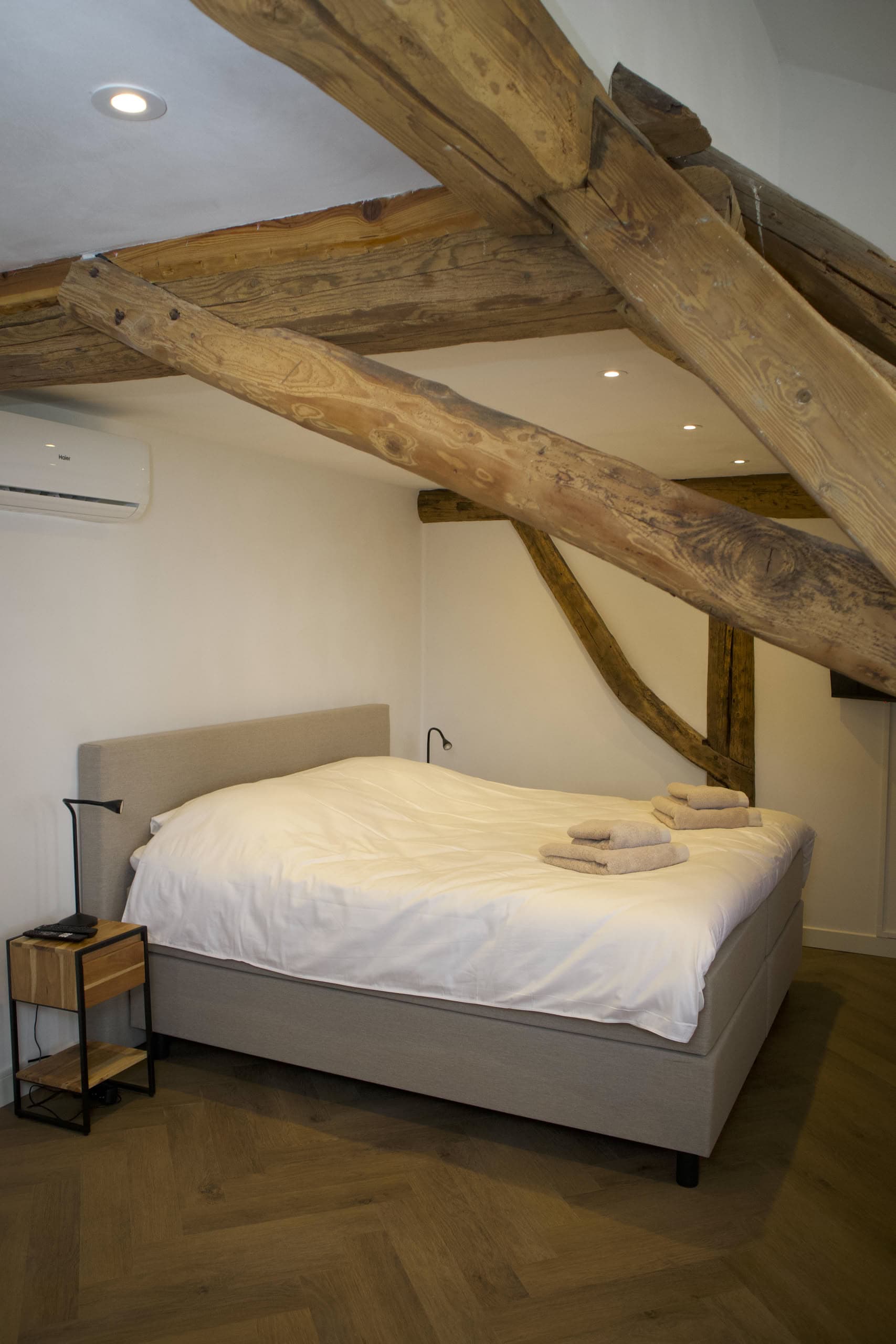 Kamer Hortensia — Koffie- en theefaciliteiten, flatscreen-tv, wifi, airconditioning en verwarming, eigen badkamer met regendouche, wastafel en toilet, koelkast en föhn.