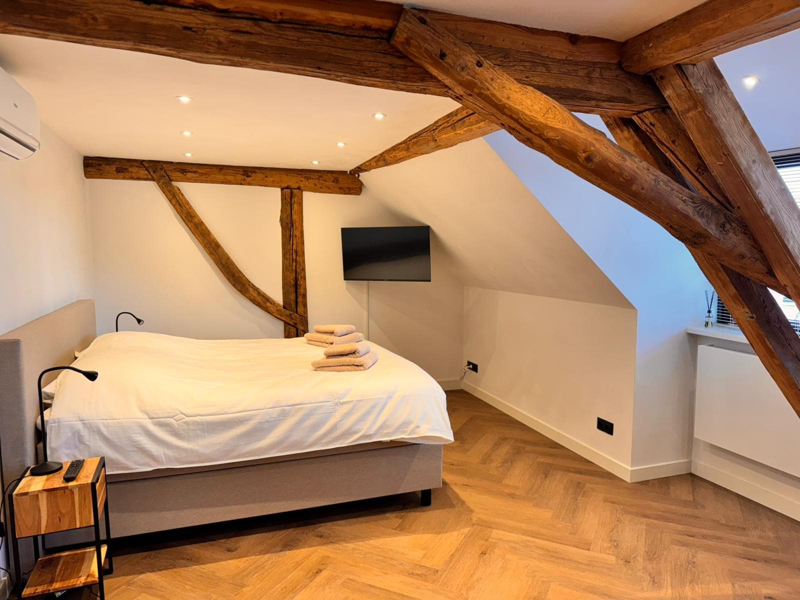 Zimmer Hortensia — Kaffee- und Teezubehör, Flachbild-TV, WLAN, Klimaanlage und Heizung, eigenes Bad mit Regendusche, Waschbecken und WC, Kühlschrank und Föhn.