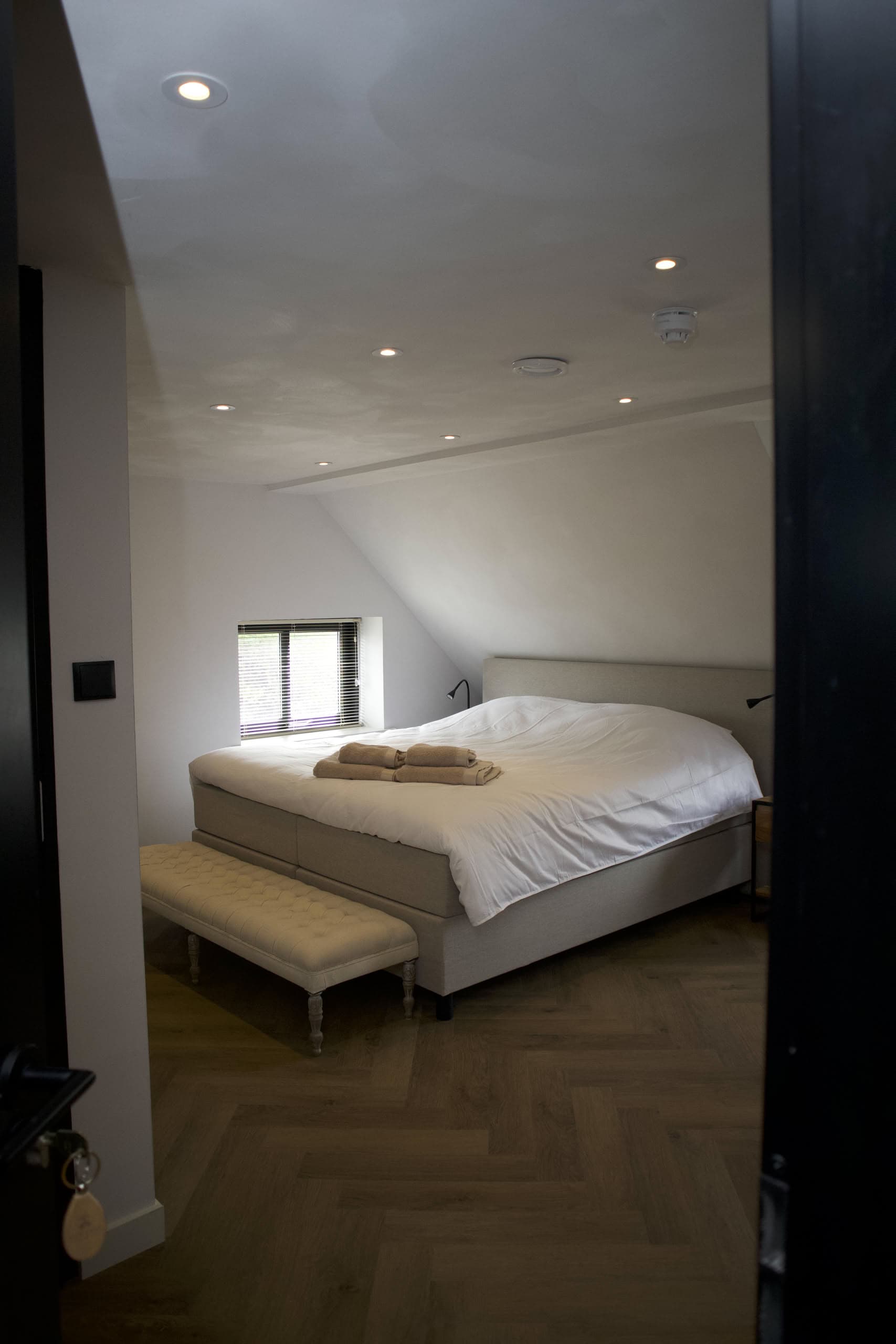 Kamer Korenbloem — Koffie- en theefaciliteiten, flatscreen-tv, wifi, airconditioning en verwarming, eigen badkamer met regendouche, wastafel en toilet, koelkast en föhn.