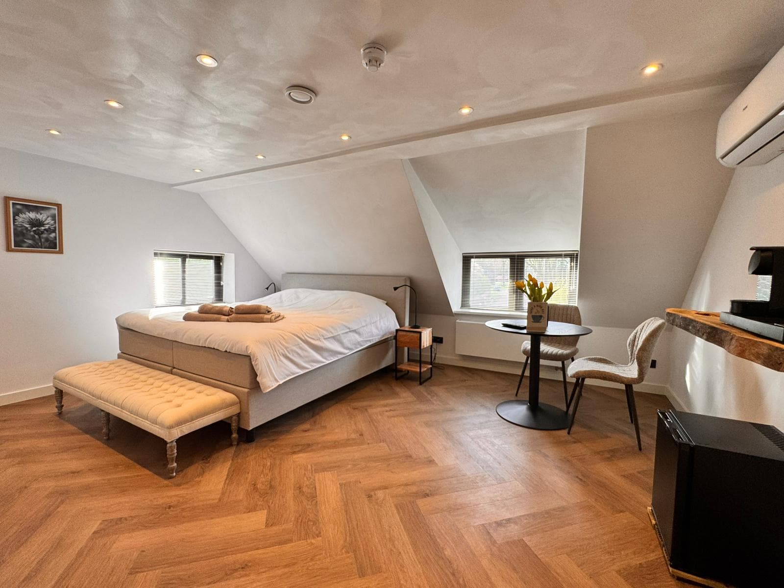 Kamer Korenbloem — Eextase Hotel, Eext: Koffie- en theefaciliteiten, flatscreen-tv, wifi, airconditioning en verwarming, eigen badkamer met regendouche, wastafel en toilet, koelkast en föhn.