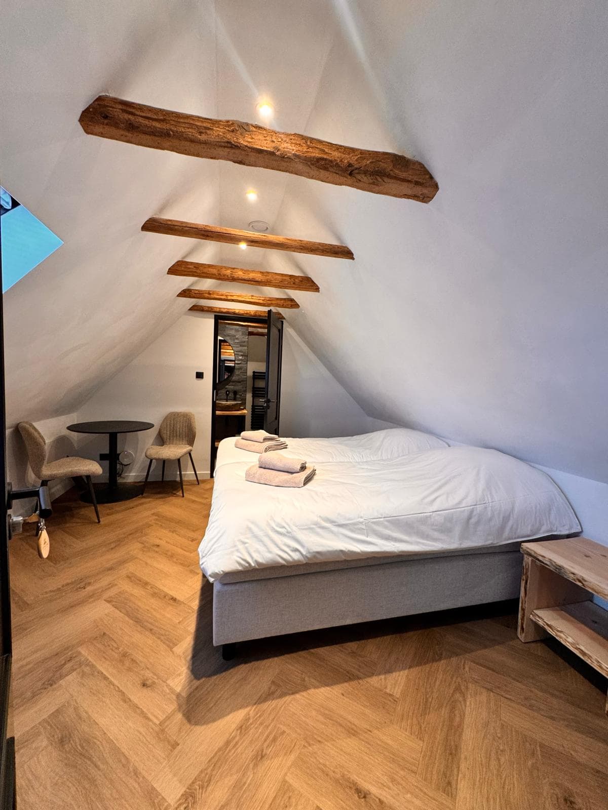 Kamer Lavendel — Geen flatscreen-tv. Koffie- en theefaciliteiten, wifi, airconditioning en verwarming, eigen badkamer met regendouche, wastafel en toilet, koelkast en föhn.