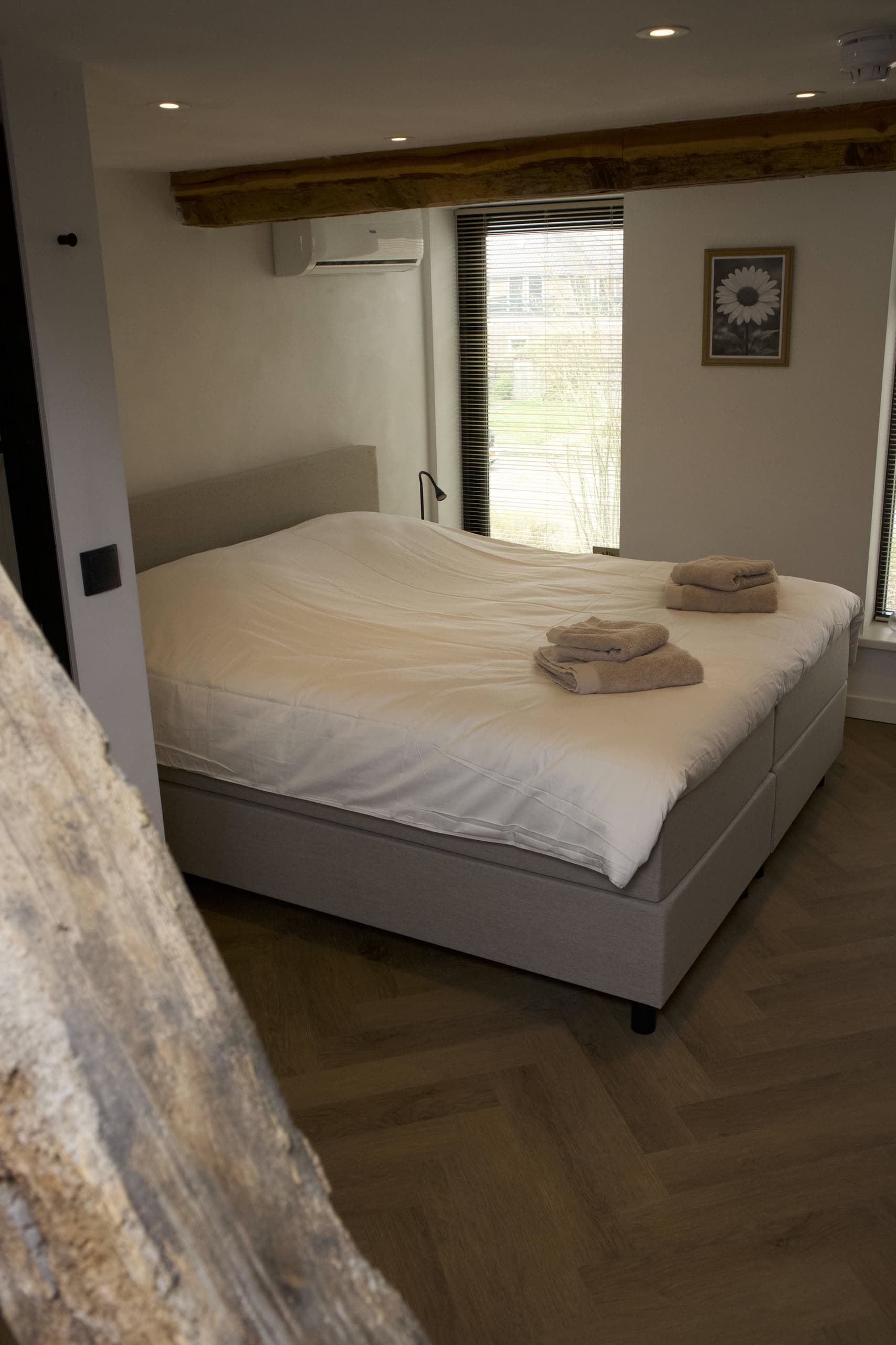 Kamer Margriet — Koffie- en theefaciliteiten, flatscreen-tv, wifi, airconditioning en verwarming, eigen badkamer met regendouche, wastafel en toilet, koelkast en föhn.