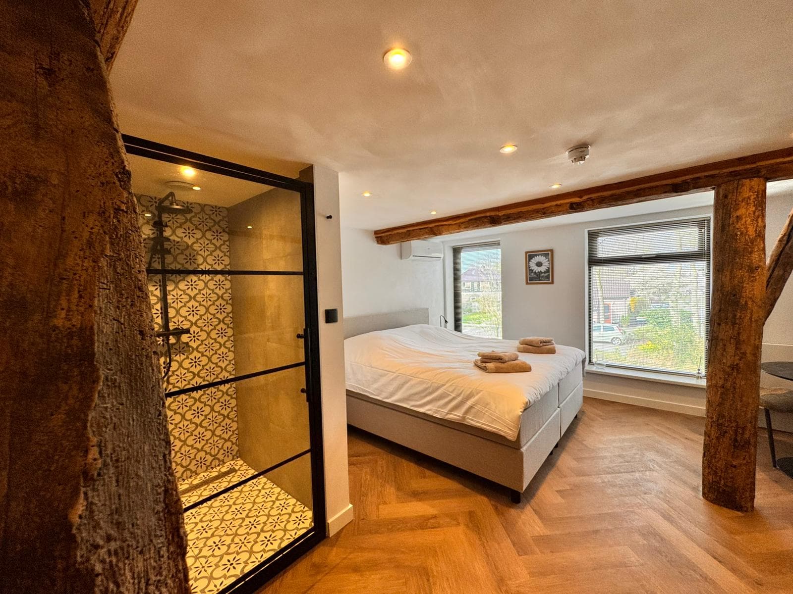 Zimmer Margriet — Kaffee- und Teezubehör, Flachbild-TV, WLAN, Klimaanlage und Heizung, eigenes Bad mit Regendusche, Waschbecken und WC, Kühlschrank und Föhn.