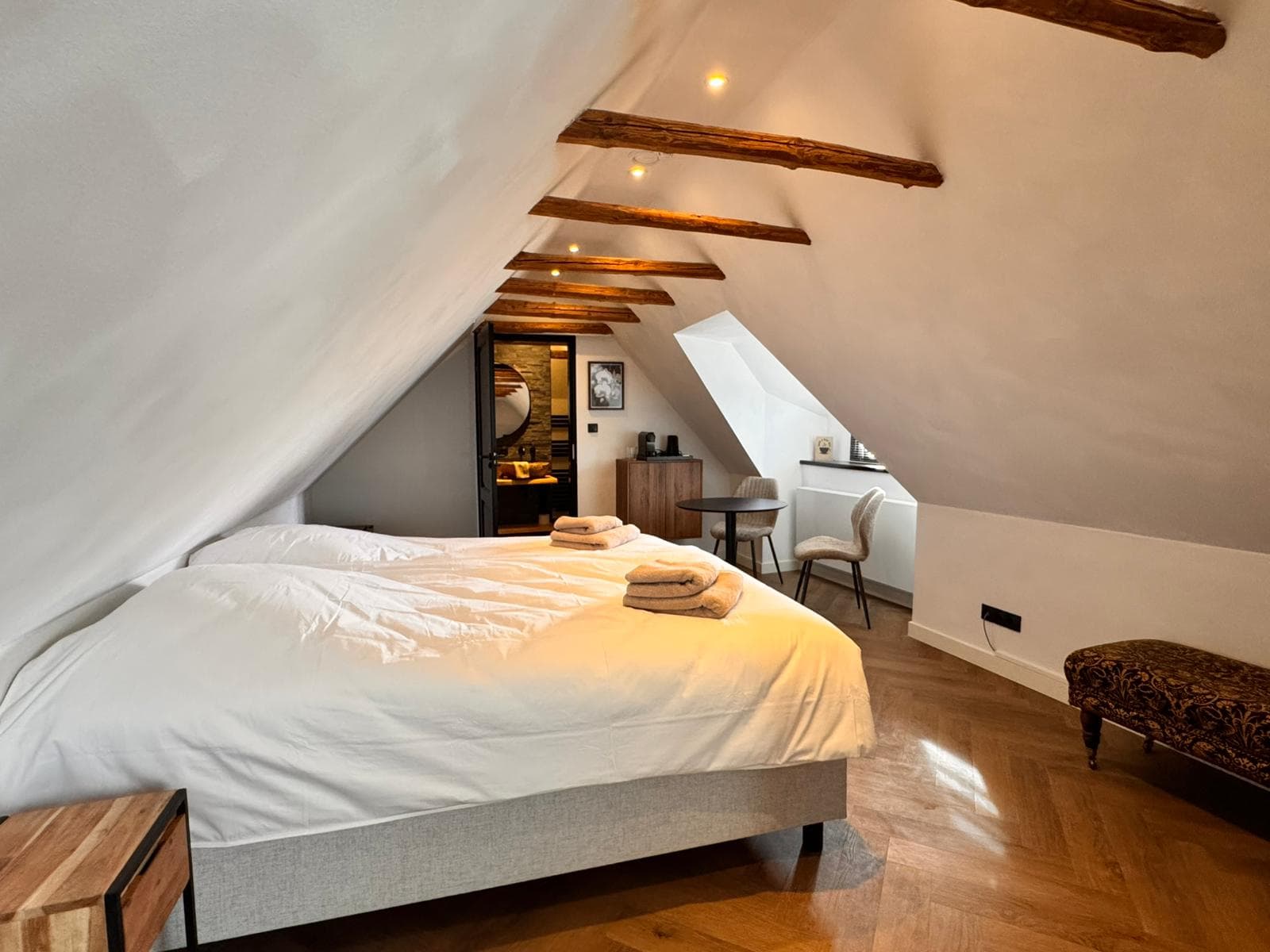Room Orchidee — Coffee and tea facilities, flat-screen TV, Wi‑Fi, air conditioning and heating, en-suite bathroom with rain shower, washbasin and toilet, fridge and hair dryer.